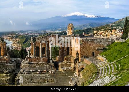 Griechisches Theater, Teatro Greco, 3. Jahrhundert v. Chr., 5000 Plätze mit herrlicher Aussicht, Taormina auf einer felsigen Terrasse an den Hängen von Monte Tauro, Taormina Stockfoto