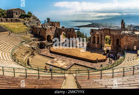 Griechisches Theater, Teatro Greco, 3. Jahrhundert v. Chr., 5000 Plätze mit herrlicher Aussicht, Taormina auf einer felsigen Terrasse an den Hängen von Monte Tauro, Taormina Stockfoto