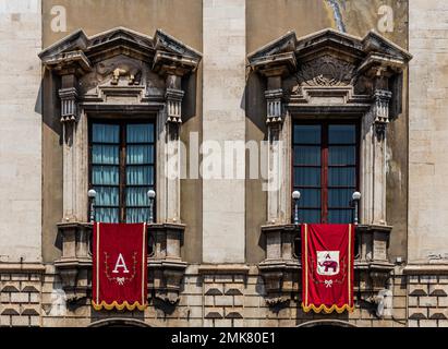 Palazzo degli Elefanti am Brunnen mit römischer Elefantenstatue aus Basalt und heutigem Wahrzeichen der Stadt auf der Piazza Duomo, Catania, Catania Stockfoto