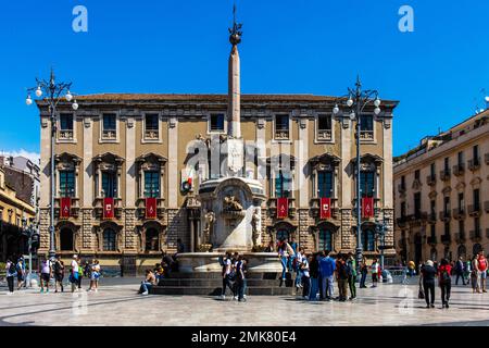 Brunnen mit römischer Elefantenstatue aus Basalt und aktuellem Wahrzeichen der Stadt auf der Piazza Duomo, Catania, Catania, Sizilien, Italien Stockfoto