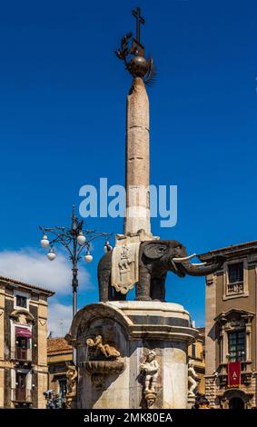 Brunnen mit römischer Elefantenstatue aus Basalt und aktuellem Wahrzeichen der Stadt auf der Piazza Duomo, Catania, Catania, Sizilien, Italien Stockfoto