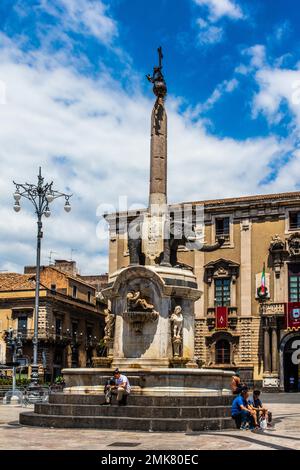 Brunnen mit römischer Elefantenstatue aus Basalt und aktuellem Wahrzeichen der Stadt auf der Piazza Duomo, Catania, Catania, Sizilien, Italien Stockfoto