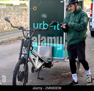 Cargo-Bike und Radfahrer, die für die Lieferung von Paketen durch den Fahrradkurier urb-IT, England, verwendet werden Stockfoto