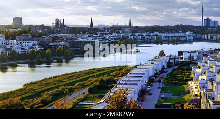 Wohnungsbau am Phoenix-See mit Stadtsilouhette im Hintergrund, Dortmund, Ruhrgebiet, Nordrhein-Westfalen, Deutschland Stockfoto