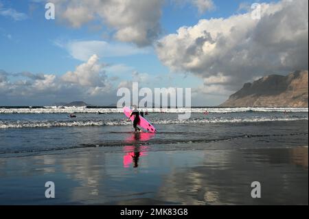 Surfer am Strand von Caleta de Famara, Playa de Famara, Lanzarote, Spanien Stockfoto