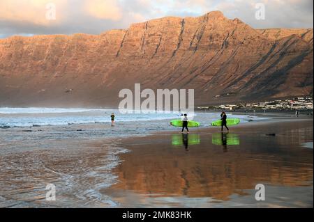 Surfer am Strand von Caleta de Famara, Playa de Famara, Lanzarote, Spanien Stockfoto