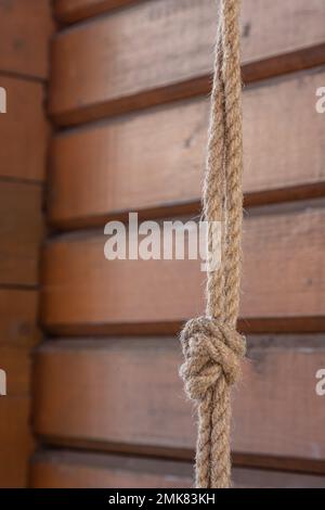 Schleifenknoten aus Leinenseil, isoliert über dem Hintergrund. Stockfoto