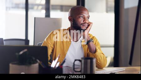 Denken, Business-man-Computer und IT-Ingenieure lesen Code, Analysen und Software-Strategiedaten. Gelangweilte Schwarze kodieren, programmieren und schreiben A Stockfoto