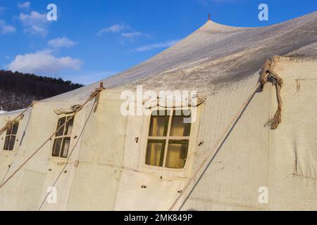 Seile zur Befestigung mobiler Armeezelte. Befestigungselemente vorgefertigter Planenzelte. Stockfoto