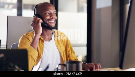 Callcenter, Kundenservice und Schwarzer Berater im Büro, die eine Online-Beratung durchführen. Kontaktieren Sie uns, E-Commerce-Vertriebsmitarbeiter und Männer Stockfoto