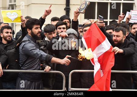 London, England, Großbritannien. 28. Januar 2023. Muslimische Demonstranten verbrennen vor der Londoner Botschaft Schwedens schwedische und dänische Flaggen, nachdem der rechtsextreme Politiker und Provokateur gegen den Islam, Rasmus Paludan, eine dänisch-schwedische Doppelgängerin, vor der türkischen Botschaft in Stockholm Koran niedergebrannt hat. (Kreditbild: © Thomas Krych/ZUMA Press Wire) NUR REDAKTIONELLE VERWENDUNG! Nicht für den kommerziellen GEBRAUCH! Kredit: ZUMA Press, Inc./Alamy Live News Stockfoto