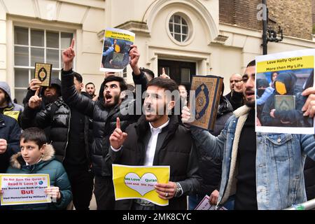 London, England, Großbritannien. 28. Januar 2023. Muslimische Demonstranten veranstalten Demonstrationen außerhalb der schwedischen Botschaft in London, nachdem der rechtsextreme Politiker und Provokateur gegen den Islam Rasmus Paludan, ein dänisch-schwedischer Doppelbürger, vor der türkischen Botschaft in Stockholm Koran niederbrannte. (Kreditbild: © Thomas Krych/ZUMA Press Wire) NUR REDAKTIONELLE VERWENDUNG! Nicht für den kommerziellen GEBRAUCH! Kredit: ZUMA Press, Inc./Alamy Live News Stockfoto