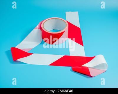 Rolle Absperrband auf blauem Hintergrund. Nahaufnahme. Stockfoto