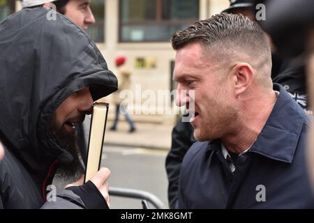 London, England, Großbritannien. 28. Januar 2023. Der britische rechtsextreme Anti-Islam-Aktivist STEPHEN CHRISTOPHER YAXLEY-LENNON alias TOMMY ROBINSON wird mit muslimischen Demonstranten vor der Londoner Botschaft Schwedens gesehen, nachdem der rechtsextreme Politiker und Anti-Islam-Provokateur Rasmus Paludan, ein dualer dänisch-schwedischer Staatsangehöriger, vor der türkischen Botschaft in Stockholm Koran verbrannt hat. (Kreditbild: © Thomas Krych/ZUMA Press Wire) NUR REDAKTIONELLE VERWENDUNG! Nicht für den kommerziellen GEBRAUCH! Kredit: ZUMA Press, Inc./Alamy Live News Stockfoto