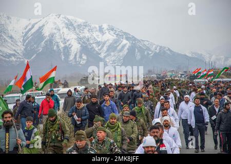 Die Menschen gehen entlang des indischen Kongressführers Rahul Gandhi und des ehemaligen Ministerpräsidenten von Jammu und Kaschmir Mehbooba Mufti (beide ungesehen) während des "Bharat Jodo Yatra" oder (Einigungsmarsch Indien) in Anantnag Süd-Kaschmir. Der marsch ist eine laufende Massenbewegung, die am 7. September 2022 vom indischen Nationalkongress (einer wichtigen politischen Partei in Indien) unter der Leitung des Parteiführers Rahul Gandhi begonnen wurde, der zusammen mit seinen Anhängern Teil seiner fünfmonatigen (3.570km) (2.218 Meile) 150 Tage lang marschieren Sie landesweit durch 12 Bundesstaaten von Kanyakumari in Südindien bis Kaschmir in Nordindien. Der marc Stockfoto