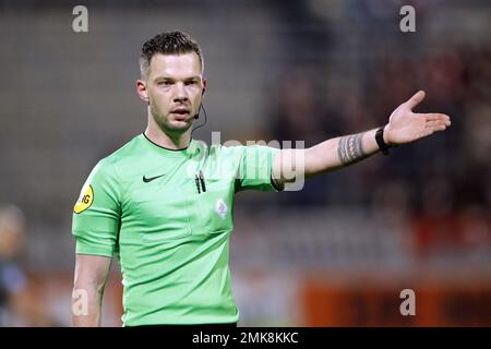 WAALWIJK - Schiedsrichter Robin Hensgens während des niederländischen Premier-League-Spiels zwischen RKC Waalwijk und dem FC Emmen im Mandemakers Stadium am 28. Januar 2023 in Waalwijk, Niederlande. ANP BART STOUTJESDYK Stockfoto