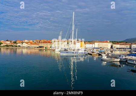 09.02.2019. Mali Losinj, Kroatien: Farbenfrohe Häuser des Cres Old Town Bay Harbour mit Meer und Booten. Stockfoto