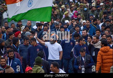 Der Führer des indischen Kongresses, Rahul Gandhi (in weißer C), winkt während des "Bharat Jodo Yatra" oder (Einheitsmarsch Indien) in Anantnag Süd-Kaschmir auf die Menschen zu. Der marsch ist eine laufende Massenbewegung, die am 7. September 2022 vom indischen Nationalkongress (einer wichtigen politischen Partei in Indien) unter der Leitung des Parteiführers Rahul Gandhi begonnen wurde, der zusammen mit seinen Anhängern Teil seiner fünfmonatigen (3.570km) (2.218 Meile) 150 Tage lang marschieren Sie landesweit durch 12 Bundesstaaten von Kanyakumari in Südindien bis Kaschmir in Nordindien. Dem marsch schließen sich andere politische Parteien an, darunter Berühmtheiten und viele Stockfoto