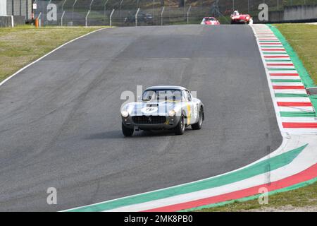 Scarperia, 3. April 2022: Ferrari 250GT SWB Jahr 1961 in Aktion während Mugello Classic 2022 auf der Mugello Circuit in Italien. Stockfoto