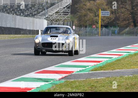 Scarperia, 3. April 2022: Ferrari 250GT SWB Jahr 1961 in Aktion während Mugello Classic 2022 auf der Mugello Circuit in Italien. Stockfoto