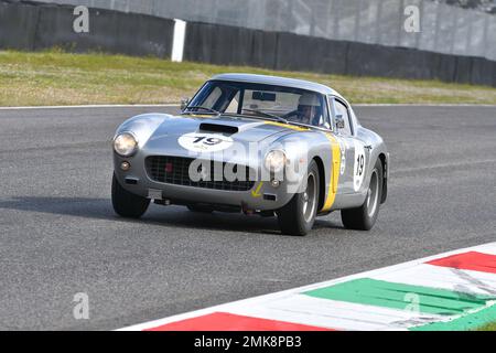 Scarperia, 3. April 2022: Ferrari 250GT SWB Jahr 1961 in Aktion während Mugello Classic 2022 auf der Mugello Circuit in Italien. Stockfoto