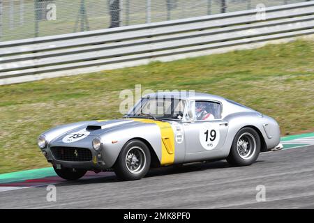 Scarperia, 3. April 2022: Ferrari 250GT SWB Jahr 1961 in Aktion während Mugello Classic 2022 auf der Mugello Circuit in Italien. Stockfoto