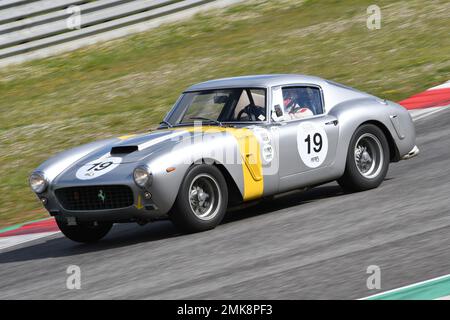 Scarperia, 3. April 2022: Ferrari 250GT SWB Jahr 1961 in Aktion während Mugello Classic 2022 auf der Mugello Circuit in Italien. Stockfoto