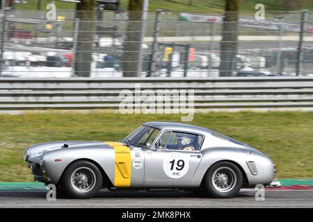 Scarperia, 3. April 2022: Ferrari 250GT SWB Jahr 1961 in Aktion während Mugello Classic 2022 auf der Mugello Circuit in Italien. Stockfoto