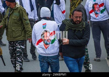 Anhänger von „Bharat Jodo Yatra“ oder (Unite March India) tragen T-Shirts mit dem Bild eines Anführers des indischen Nationalkongresses, der während des marsches in Anantnag Süd-Kaschmir gesehen wurde. Der marsch ist eine laufende Massenbewegung, die am 7. September 2022 vom indischen Nationalkongress (einer wichtigen politischen Partei in Indien) unter der Leitung des Parteiführers Rahul Gandhi begonnen wurde, der zusammen mit seinen Anhängern Teil seiner fünfmonatigen (3.570km) (2.218 Meile) 150 Tage lang marschieren Sie landesweit durch 12 Bundesstaaten von Kanyakumari in Südindien bis Kaschmir in Nordindien. Dem marsch schließen sich auch andere politische Parteien an Stockfoto