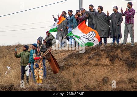 Unterstützer des indischen Kongressführers Rahul Gandhi winken Parteiflaggen während der "Bharat Jodo Yatra" oder (Einheitsmarsch Indien) in Anantnag Süd-Kaschmir. Der marsch ist eine laufende Massenbewegung, die am 7. September 2022 vom indischen Nationalkongress (einer wichtigen politischen Partei in Indien) unter der Leitung des Parteiführers Rahul Gandhi begonnen wurde, der zusammen mit seinen Anhängern Teil seiner fünfmonatigen (3.570km) (2.218 Meile) 150 Tage lang marschieren Sie landesweit durch 12 Bundesstaaten von Kanyakumari in Südindien bis Kaschmir in Nordindien. Der marsch wird von anderen politischen Parteien, einschließlich Prominenten und m, begleitet Stockfoto