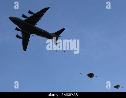 Sky Soldiers of the 2-503 Battle Co., 173d Airborne Exit A C-17 Globemaster over the Hohenburg Dropzone, Hohenfels Training Area, Germany am 7. September 2022, um den Beginn der Saber Junction 22 zu starten. Bei Saber Junction 22 handelt es sich um eine zweiwöchige, multinationale Schulung zur Beurteilung der Fähigkeit der 173d Airborne, Unified Land Operations in einer gemeinsamen, kombinierten Umgebung durchzuführen. USA Army Reserve Foto von SSG Jeff Daniel Stockfoto