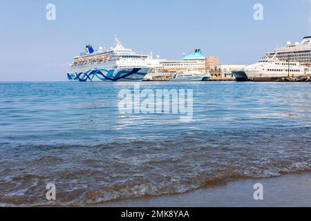 Rhodos, Griechenland - 23. August 2022: Panoramablick auf schöne Yachten, touristische Fähren stehen im Hafen von Rhodos, Griechenland. Stockfoto