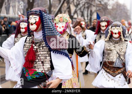 Pernik, Bulgarien. 28. Januar 2023 Maskierte Tänzer aus Griechenland, die am Surva International Festival of Masquerade Games teilnehmen, sind das größte Winterfestival in Europa und die beliebteste und maßgeblichste Manifestation traditioneller Volksspiele, Masken und Kostüme in Bulgarien. Dieses Jahr ist es die 29. Festival-Ausgabe, die drei ganze Tage lang mit mehr als 10 000 Teilnehmern aus ganz Europa abgehalten wird. Die Veranstaltung umfasst zahlreiche Konzerte und Workshops, Getränke- und Imbissstände und zieht Zehntausende von Zuschauern auf sich. Kredit: Ognyan Yosifov/Alamy Live News Stockfoto