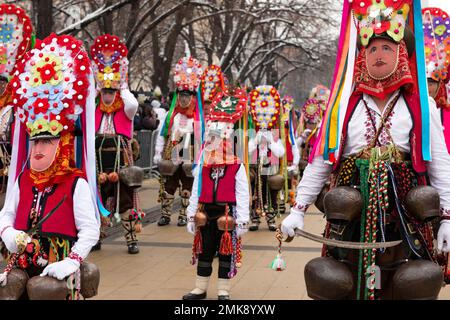 Pernik, Bulgarien. 28. Januar 2023 Kukeri-Tänzer aus Zentralbulgaren heißen Startsi beim Surva International Festival of Masquerade Games, das größte Winterfestival in Europa und die beliebteste und maßgeblichste Manifestation traditioneller Volksspiele, Masken und Kostüme in Bulgarien. Dieses Jahr ist es die 29. Festival-Ausgabe, die drei ganze Tage lang mit mehr als 10 000 Teilnehmern aus ganz Europa abgehalten wird. Die Veranstaltung umfasst zahlreiche Konzerte und Workshops, Getränke- und Imbissstände und zieht Zehntausende von Zuschauern auf sich. Kredit: Ognyan Yosifov/Alamy Live News Stockfoto
