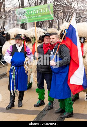 Pernik, Bulgarien. 28. Januar 2023 Die slowenische Delegation beim Surva International Festival of Masquerade Games ist das größte Winterfestival in Europa und die beliebteste und maßgeblichste Manifestation traditioneller Volksspiele, Masken und Kostüme in Bulgarien. Dieses Jahr ist es die 29. Festival-Ausgabe, die drei ganze Tage lang mit mehr als 10 000 Teilnehmern aus ganz Europa abgehalten wird. Die Veranstaltung umfasst zahlreiche Konzerte und Workshops, Getränke- und Imbissstände und zieht Zehntausende von Zuschauern auf sich. Kredit: Ognyan Yosifov/Alamy Live News Stockfoto