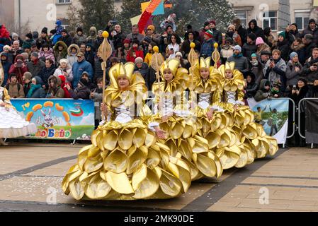 Pernik, Bulgarien. 28. Januar 2023 Tänzerinnen aus Serbien beim Surva International Festival of Masquerade Games sind das größte Winterfestival in Europa und die beliebteste und maßgeblichste Manifestation traditioneller Volksspiele, Masken und Kostüme in Bulgarien. Dieses Jahr ist es die 29. Festival-Ausgabe, die drei ganze Tage lang mit mehr als 10 000 Teilnehmern aus ganz Europa abgehalten wird. Die Veranstaltung umfasst zahlreiche Konzerte und Workshops, Getränke- und Imbissstände und zieht Zehntausende von Zuschauern auf sich. Kredit: Ognyan Yosifov/Alamy Live News Stockfoto