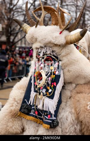 Pernik, Bulgarien. 28. Januar 2023 Maskierte Tänzerin aus Mazedonien beim Surva International Festival of Masquerade Games ist das größte Winterfestival in Europa und die beliebteste und maßgeblichste Manifestation traditioneller Volksspiele, Masken und Kostüme in Bulgarien. Dieses Jahr ist es die 29. Festival-Ausgabe, die drei ganze Tage lang mit mehr als 10 000 Teilnehmern aus ganz Europa abgehalten wird. Die Veranstaltung umfasst zahlreiche Konzerte und Workshops, Getränke- und Imbissstände und zieht Zehntausende von Zuschauern auf sich. Kredit: Ognyan Yosifov/Alamy Live News Stockfoto