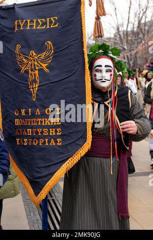 Pernik, Bulgarien. 28. Januar 2023 Die griechische Delegation maskierter Tänzer beim Surva International Festival of Masquerade Games ist das größte Winterfestival in Europa und die beliebteste und maßgeblichste Manifestation traditioneller Volksspiele, Masken und Kostüme in Bulgarien. Dieses Jahr ist es die 29. Festival-Ausgabe, die drei ganze Tage lang mit mehr als 10 000 Teilnehmern aus ganz Europa abgehalten wird. Die Veranstaltung umfasst zahlreiche Konzerte und Workshops, Getränke- und Imbissstände und zieht Zehntausende von Zuschauern auf sich. Kredit: Ognyan Yosifov/Alamy Live News Stockfoto