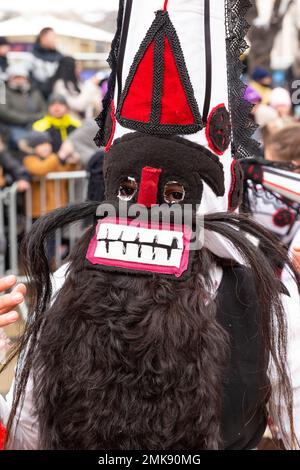Pernik, Bulgarien. 28. Januar 2023 Porträt einer maskierten Tänzerin beim Surva International Festival of Masquerade Games ist das größte Winterfestival in Europa und die beliebteste und maßgeblichste Manifestation traditioneller Volksspiele, Masken und Kostüme in Bulgarien. Dieses Jahr ist es die 29. Festival-Ausgabe, die drei ganze Tage lang mit mehr als 10 000 Teilnehmern aus ganz Europa abgehalten wird. Die Veranstaltung umfasst zahlreiche Konzerte und Workshops, Getränke- und Imbissstände und zieht Zehntausende von Zuschauern auf sich. Kredit: Ognyan Yosifov/Alamy Live News Stockfoto