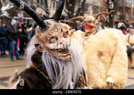 Pernik, Bulgarien. 28. Januar 2023 Monsterkostüme beim Surva International Festival of Masquerade Games ist das größte Winterfestival in Europa und die beliebteste und maßgeblichste Manifestation traditioneller Volksspiele, Masken und Kostüme in Bulgarien. Dieses Jahr ist es die 29. Festival-Ausgabe, die drei ganze Tage lang mit mehr als 10 000 Teilnehmern aus ganz Europa abgehalten wird. Die Veranstaltung umfasst zahlreiche Konzerte und Workshops, Getränke- und Imbissstände und zieht Zehntausende von Zuschauern auf sich. Kredit: Ognyan Yosifov/Alamy Live News Stockfoto
