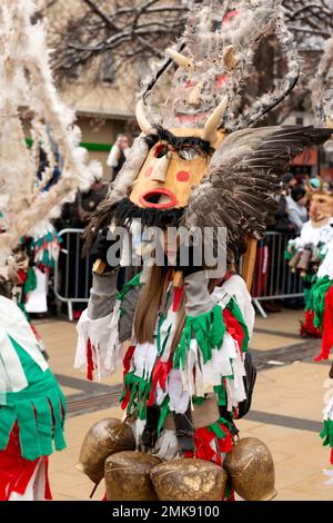 Pernik, Bulgarien. 28. Januar 2023 Weibliche Kukeri-Tänzerin mit großen schweren Glocken beim Surva International Festival of Masquerade Games ist das größte Winterfestival in Europa und die beliebteste und maßgeblichste Manifestation traditioneller Volksspiele, Masken und Kostüme in Bulgarien. Dieses Jahr ist es die 29. Festival-Ausgabe, die drei ganze Tage lang mit mehr als 10 000 Teilnehmern aus ganz Europa abgehalten wird. Die Veranstaltung umfasst zahlreiche Konzerte und Workshops, Getränke- und Imbissstände und zieht Zehntausende von Zuschauern auf sich. Kredit: Ognyan Yosifov/Alamy Live News Stockfoto