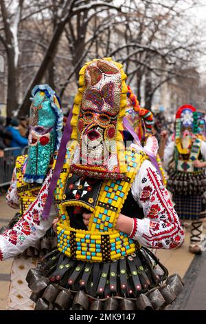 Pernik, Bulgarien. 28. Januar 2023 Maskierte Tänzerin aus der Region Zentralbulgaren beim Surva International Festival of Masquerade Games ist das größte Winterfestival in Europa und die beliebteste und maßgeblichste Manifestation traditioneller Volksspiele, Masken und Kostüme in Bulgarien. Dieses Jahr ist es die 29. Festival-Ausgabe, die drei ganze Tage lang mit mehr als 10 000 Teilnehmern aus ganz Europa abgehalten wird. Die Veranstaltung umfasst zahlreiche Konzerte und Workshops, Getränke- und Imbissstände und zieht Zehntausende von Zuschauern auf sich. Kredit: Ognyan Yosifov/Alamy Live News Stockfoto