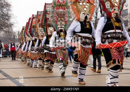Pernik, Bulgarien. 28. Januar 2023 Eine Gruppe von Tänzern aus Zentralbulgaren, die beim Surva International Festival of Masquerade Games auftreten, ist das größte Winterfestival in Europa und die beliebteste und maßgeblichste Manifestation traditioneller Volksspiele, Masken und Kostüme in Bulgarien. Dieses Jahr ist es die 29. Festival-Ausgabe, die drei ganze Tage lang mit mehr als 10 000 Teilnehmern aus ganz Europa abgehalten wird. Die Veranstaltung umfasst zahlreiche Konzerte und Workshops, Getränke- und Imbissstände und zieht Zehntausende von Zuschauern auf sich. Kredit: Ognyan Yosifov/Alamy Live News Stockfoto