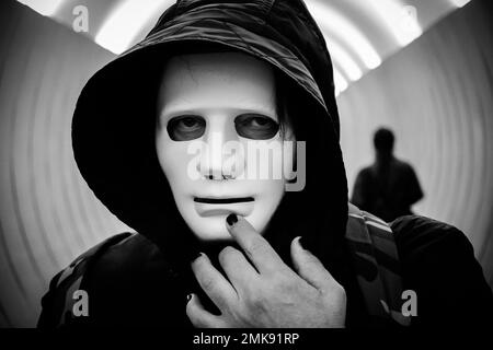 Nahaufnahme eines Mannes, der eine Maske trägt Stockfoto