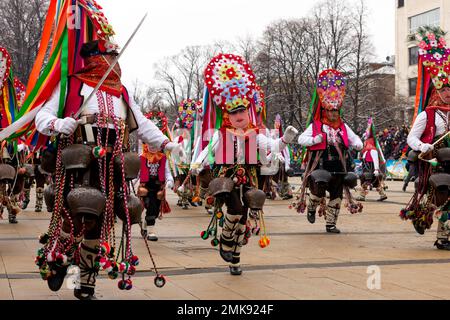 Pernik, Bulgarien. 28. Januar 2023 Kukeri-Tänzer, die beim Surva International Festival of Masquerade Games auftreten, sind das größte Winterfestival in Europa und die beliebteste und maßgeblichste Manifestation traditioneller Volksspiele, Masken und Kostüme in Bulgarien. Dieses Jahr ist es die 29. Festival-Ausgabe, die drei ganze Tage lang mit mehr als 10 000 Teilnehmern aus ganz Europa abgehalten wird. Die Veranstaltung umfasst zahlreiche Konzerte und Workshops, Getränke- und Imbissstände und zieht Zehntausende von Zuschauern auf sich. Kredit: Ognyan Yosifov/Alamy Live News Stockfoto