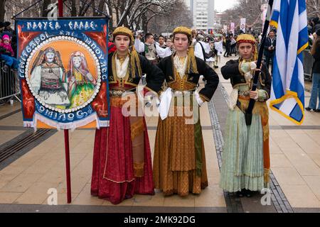 Pernik, Bulgarien. 28. Januar 2023 Die griechische Delegation beim Surva International Festival of Masquerade Games ist das größte Winterfestival in Europa und die beliebteste und maßgeblichste Manifestation traditioneller Volksspiele, Masken und Kostüme in Bulgarien. Dieses Jahr ist es die 29. Festival-Ausgabe, die drei ganze Tage lang mit mehr als 10 000 Teilnehmern aus ganz Europa abgehalten wird. Die Veranstaltung umfasst zahlreiche Konzerte und Workshops, Getränke- und Imbissstände und zieht Zehntausende von Zuschauern auf sich. Kredit: Ognyan Yosifov/Alamy Live News Stockfoto