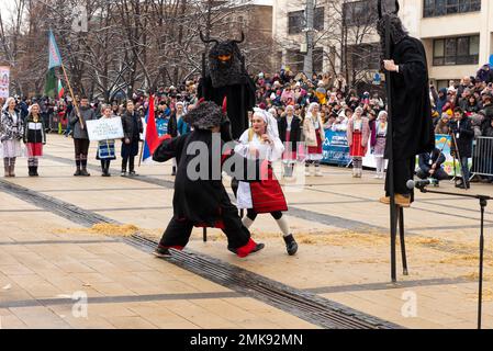 Pernik, Bulgarien. 28. Januar 2023 Maskierte Tänzer aus Serbien, die beim Surva International Festival of Masquerade Games ein Ritual durchführen, ist das größte Winterfestival in Europa und die beliebteste und maßgeblichste Manifestation traditioneller Volksspiele, Masken und Kostüme in Bulgarien. Dieses Jahr ist es die 29. Festival-Ausgabe, die drei ganze Tage lang mit mehr als 10 000 Teilnehmern aus ganz Europa abgehalten wird. Die Veranstaltung umfasst zahlreiche Konzerte und Workshops, Getränke- und Imbissstände und zieht Zehntausende von Zuschauern auf sich. Kredit: Ognyan Yosifov/Alamy Live News Stockfoto
