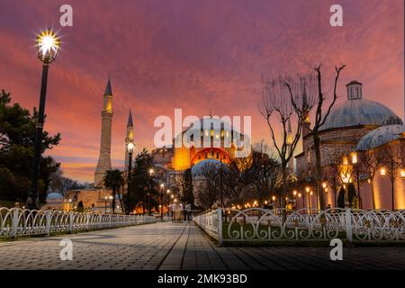 Wunderschöne Aussicht auf die Hagia Sophia in Istanbul, Sonnenuntergang. Truthahn. Stockfoto