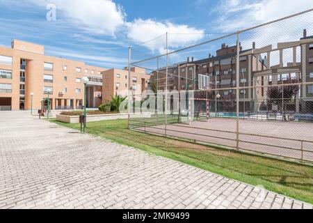 Gemeinschaftsbereiche mit einem Fußballfeld für sieben Personen, Gärten und Kinderspielbereichen in einem Wohngebiet Stockfoto