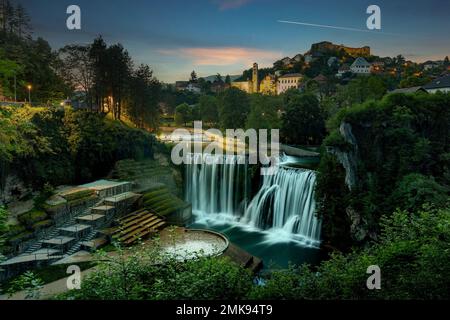 Altstadt von Jajce und großer Wasserfall an einem Pliva-Fluss. Bosnien und Herzegowina. Stockfoto